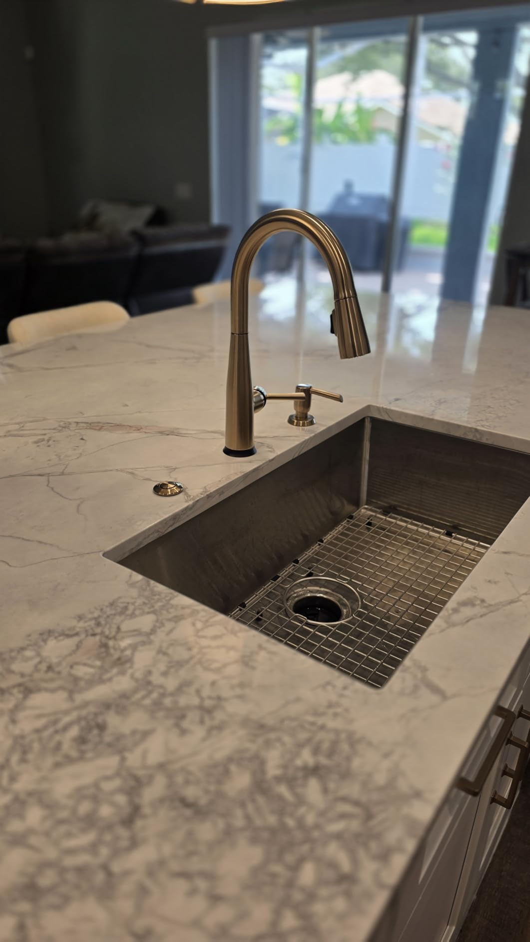 Delta Essa Touchless Kitchen Faucet with Touch Technology, Arctic Stainless 9113TL-AR-DST customer photo 2