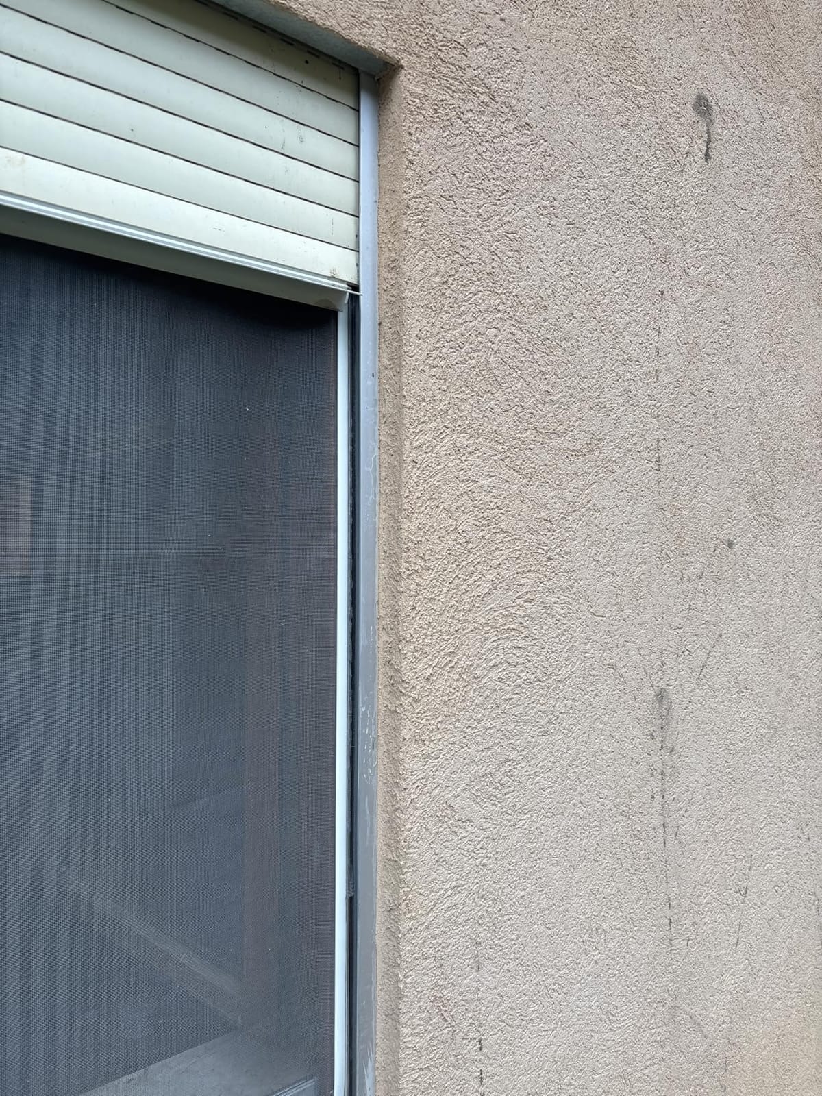 Magnetic Window Screen, Fits Up to 58 x 36 in (147 x 91 cm), Dual Magnetic Strips, White Frame, Gray Fiberglass Mesh customer photo 2