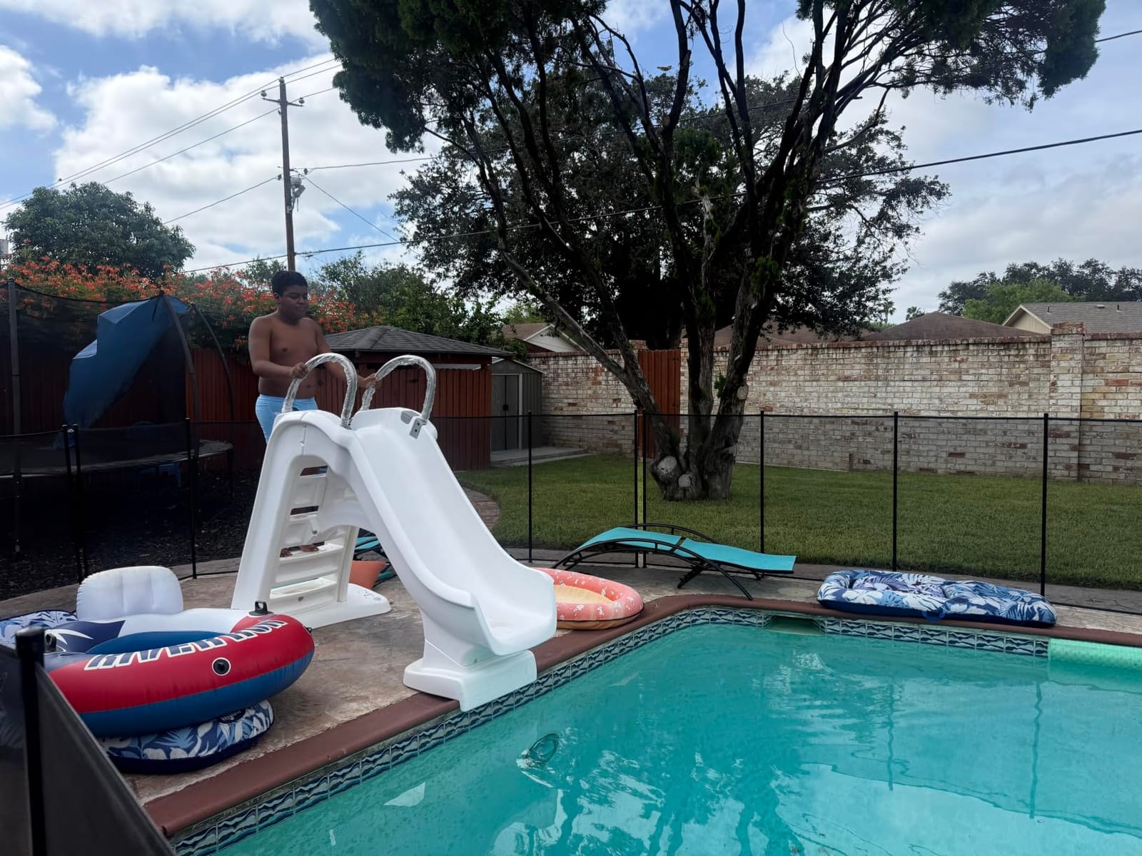 Step2 Vero Pool Slide, Outdoor/Indoor Waterproof Patio Furniture, Non-Slip Steps, Hose Attachment, Made of Durable Plastic, 4 Feet, White customer photo 2