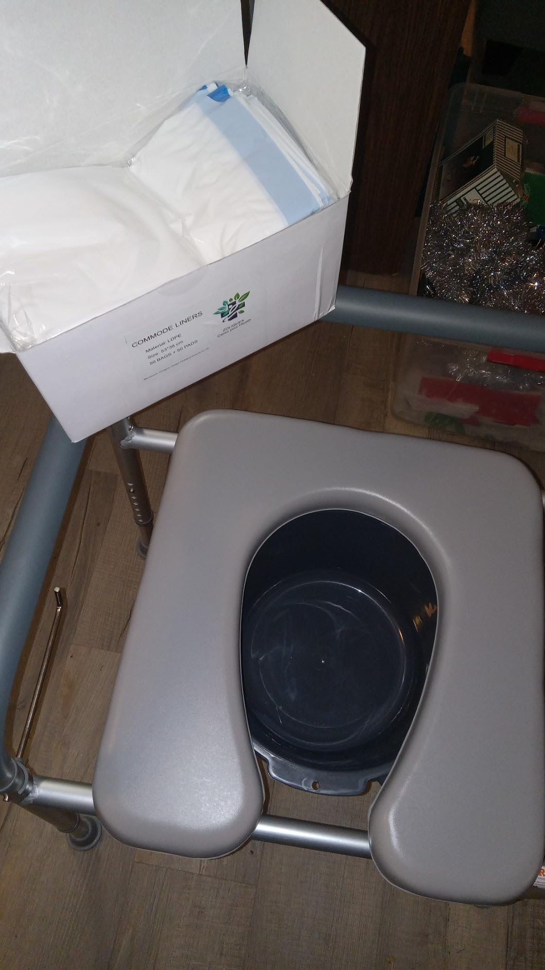 VEVOR Bedside Commode Chair, 500 lbs Capacity, 4-in-1 Portable Toilet and Raised Toilet Seat with Padded Seat & Armrest, Detachable 5L Bucket, Adjustable Height & Width Adult Potty Chair for Seniors customer photo 1