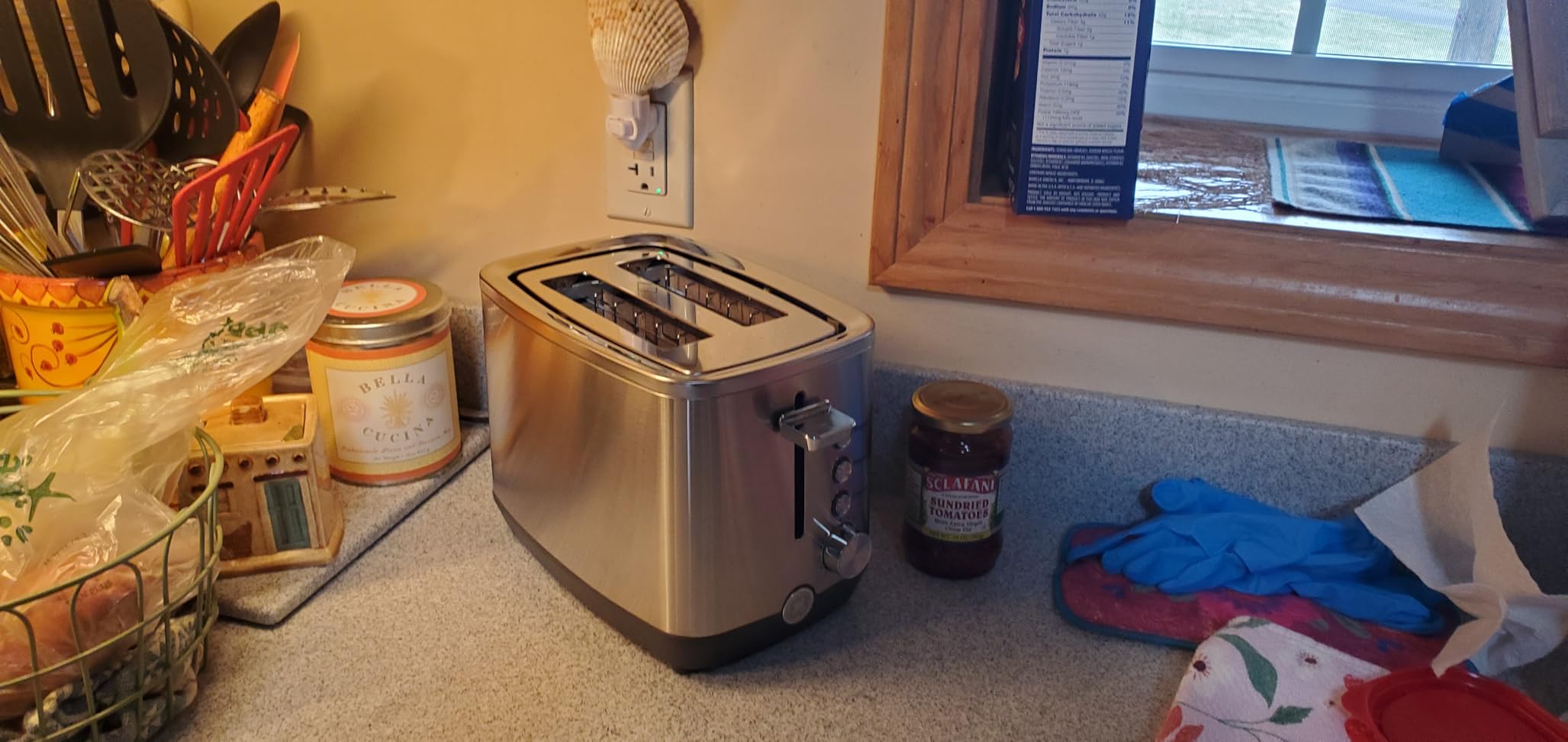 GE 4 Slice Toaster | Extra Wide Slots for Bagels, Breads, Waffles & More | 7 Shade Options | Countertop Kitchen Essentials | 1500 watt, White customer photo 1