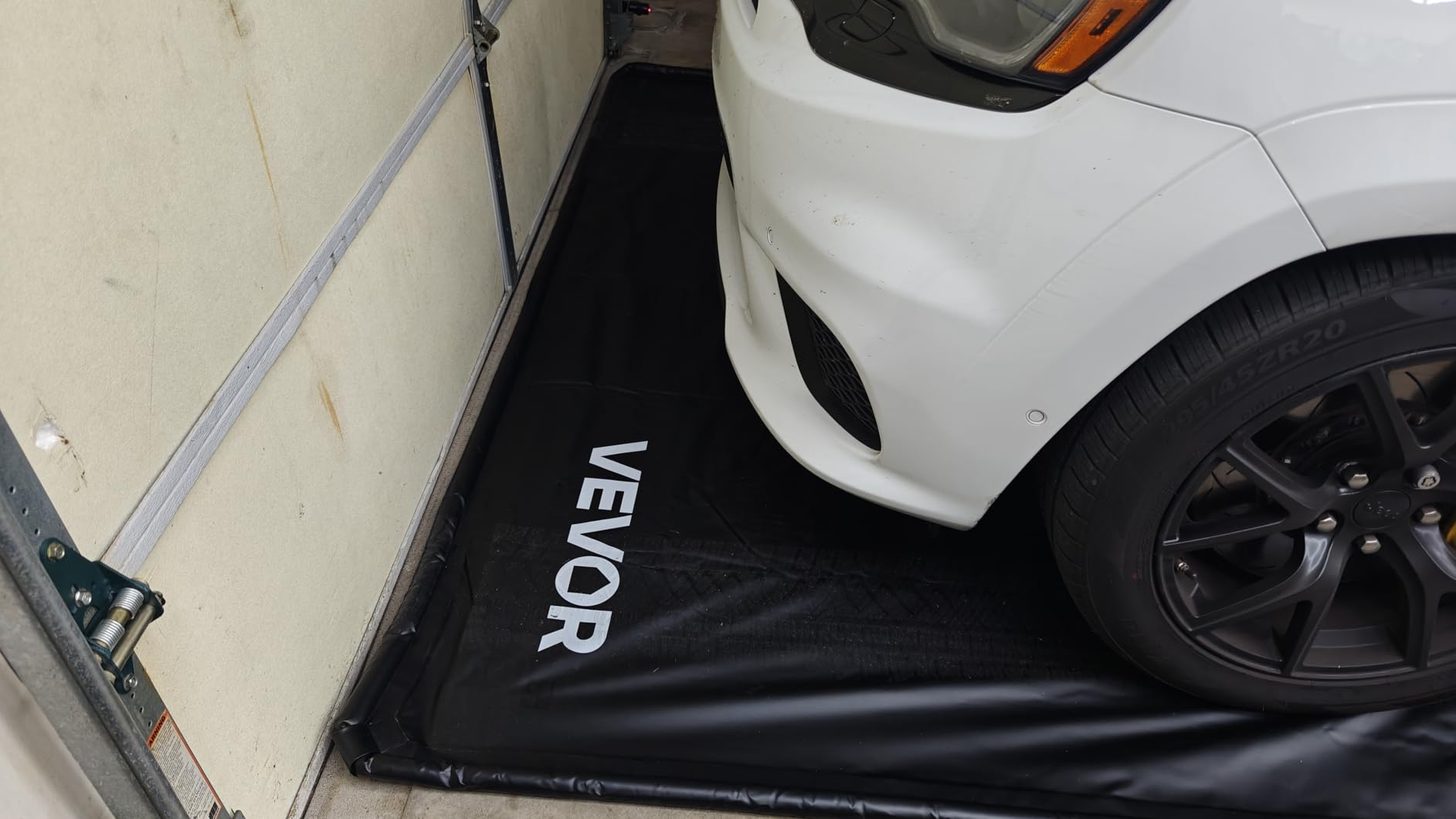 VEVOR Containment Mat, 7 ft 9 in x 18 ft, Non-Slip PVC Garage Floor Mat with a Cleaning Squeegee, Heavy Duty Durable Waterproof Containment Protection from Snow, Rain and Mud for Cars Parking, Black customer photo 1