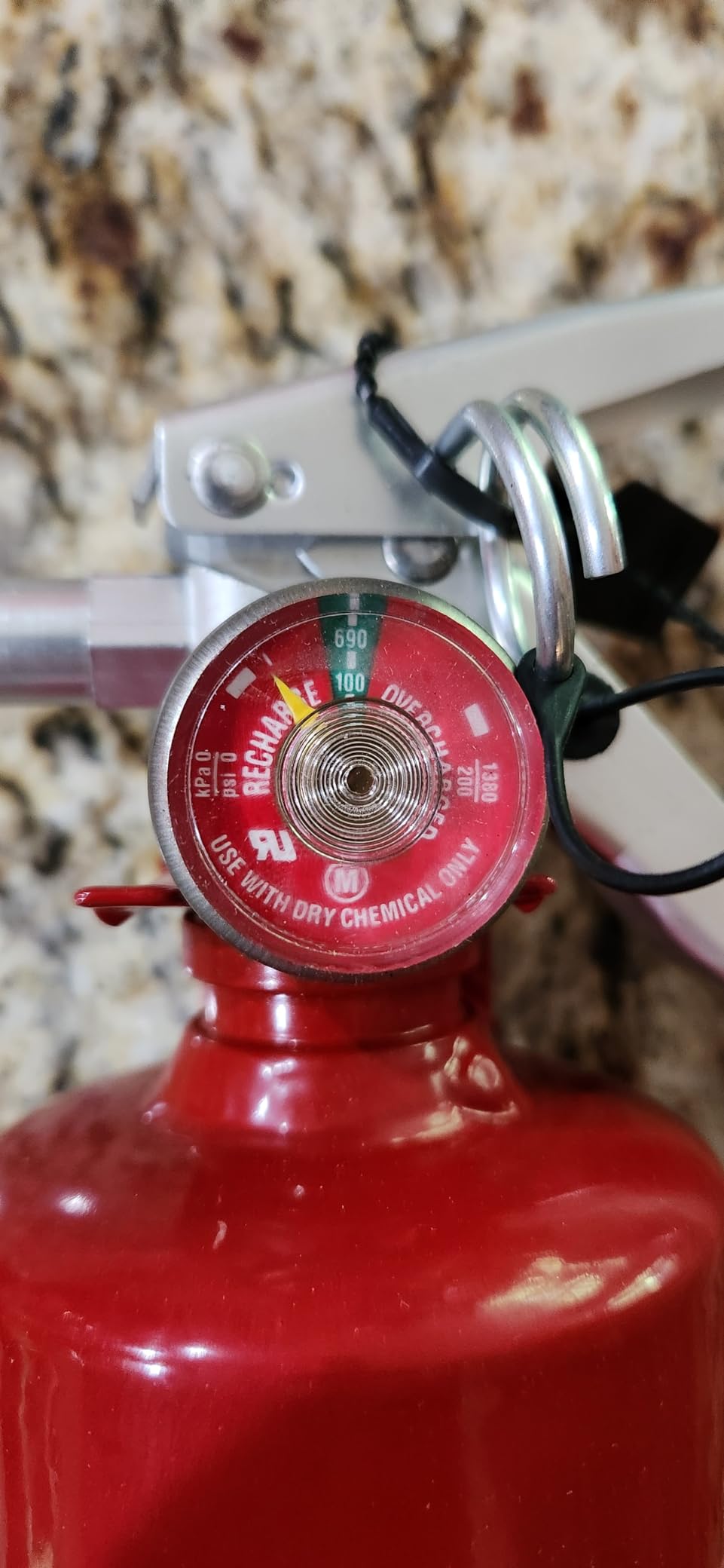 Buckeye 13315 ABC Multipurpose Dry Chemical Hand Held Fire Extinguisher with Aluminum Valve and Vehicle Bracket, 2.5 lbs Agent Capacity customer photo 1