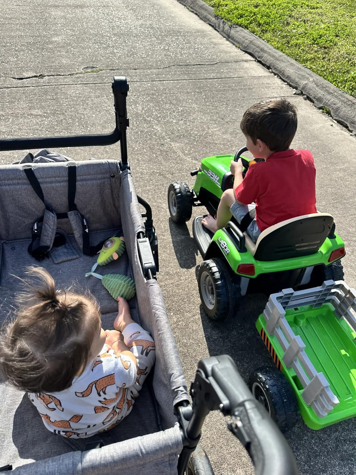 ARBELI 12V 7AH Kids Ride On Tractor w/Trailer & Remote Control, Green customer photo 2
