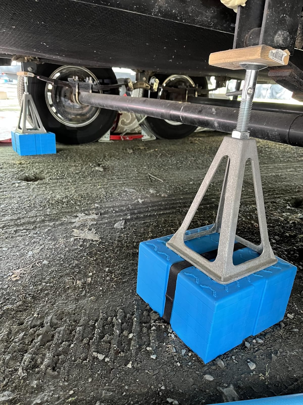 PAULINN RV Leveling Blocks 12 Pack, Heavy Duty Camper Leveling Blocks with 2 Velcro Straps, Interlocking Sturdy RV Blocks for Single & Dual Wheels, Stackable Jack Blocks, Customizable Height, Blue customer photo 1